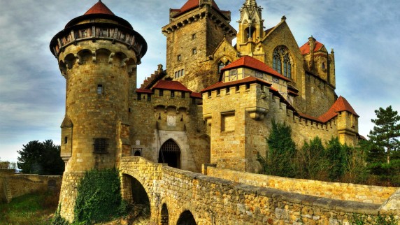 Kreuzenstein-Castle-Amazing-572x322